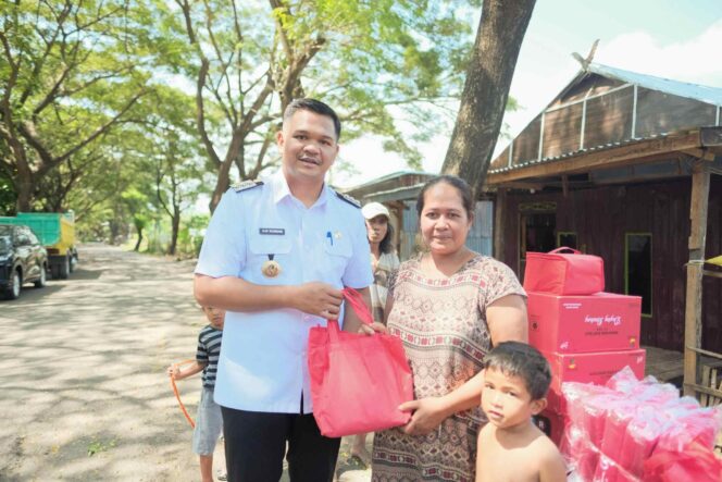
					Tak Tinggal Diam, Bupati Bantaeng Uji Nurdin Serahkan Bantuan Langsung ke Warga Korban Banjir yang Terlewat Pendataan