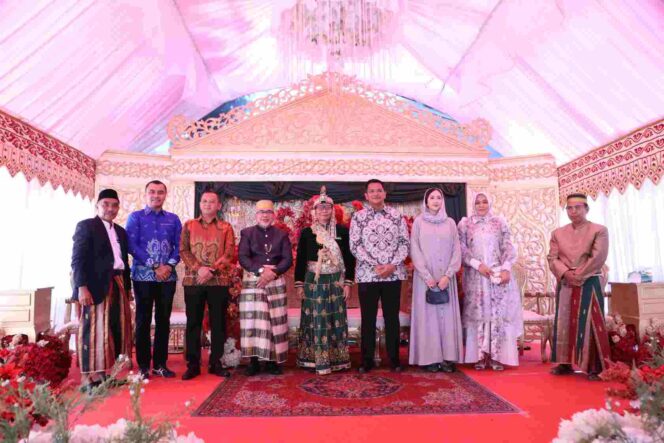 
					Hangat dan Penuh Doa, Bupati Bantaeng Hadiri Resepsi Pernikahan Putri Wabup