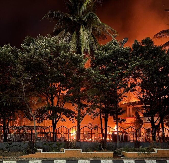 
					Ledakan, Api, dan Amarah: Kantor DPRD Makassar Luluh Lantak