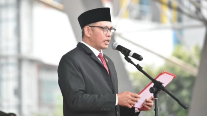 
					Supratman Bacakan Naskah Proklamasi pada Upacara HUT ke-80 RI di Lapangan Karebosi