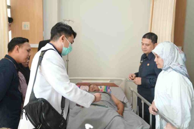 
					Wali Kota dan Wakil Wali Kota Makassar Jenguk Anggota Satpol PP Korban Insiden DPRD