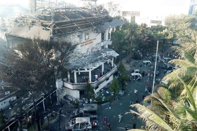 
					Gedung DPRD Makassar Terbakar Saat Rapat Paripurna, Pejabat Dievakuasi