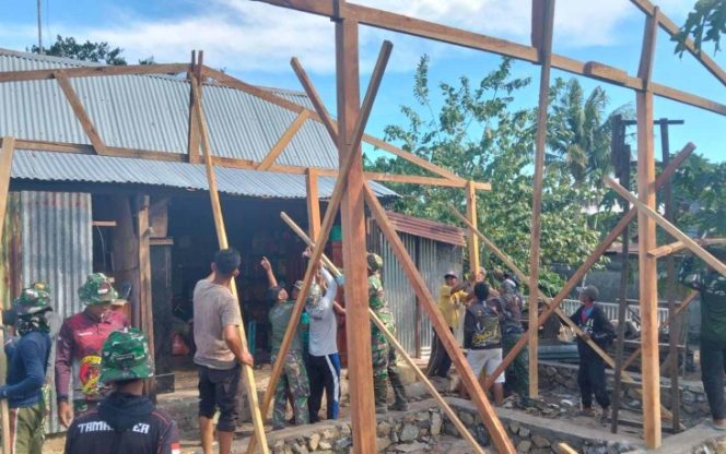 
					Di Bawah Terik Matahari, TNI Takalar Bangun Harapan Baru Lewat Rehab Rumah Warga