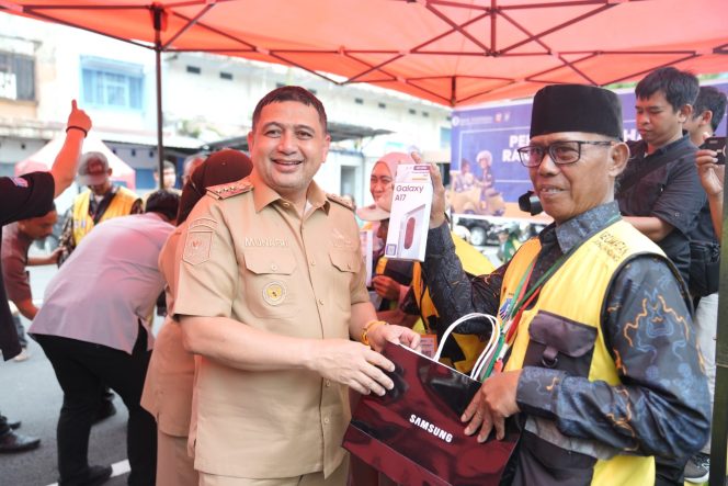 
					Makassar Menuju Full Digital: Wali Kota Serahkan Smartphone untuk Jukir QRIS
