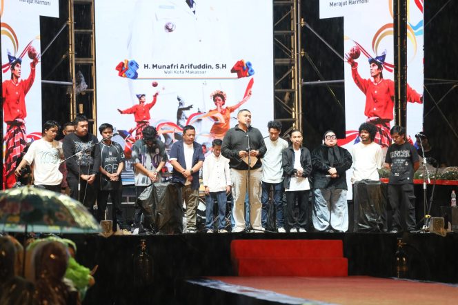 
					HUT ke-418 Kota Makassar: Hujan Tak Surutkan Semangat, Warga dan Kreator Rayakan Kolaborasi Kota Daeng