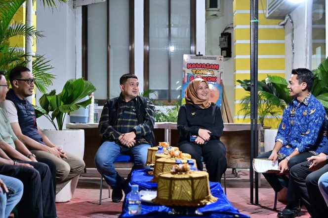 
					Wali Kota dan Wakil Wali Kota Makassar Turun Lapangan Pastikan Pemilihan RT/RW Aman dan Tertib