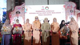 Pemberian Apresiasi Kepada Ketua DWP Kota Makassar Pada Masanya. Dok (AA)
