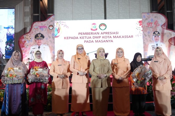 
					Pemberian Apresiasi Kepada Ketua DWP Kota Makassar Pada Masanya. Dok (AA)