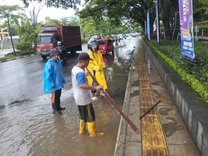 
					Hujan Deras Rendam Sejumlah Ruas Jalan, Pemkot Makassar Gerak Cepat Turunkan Satgas Drainase