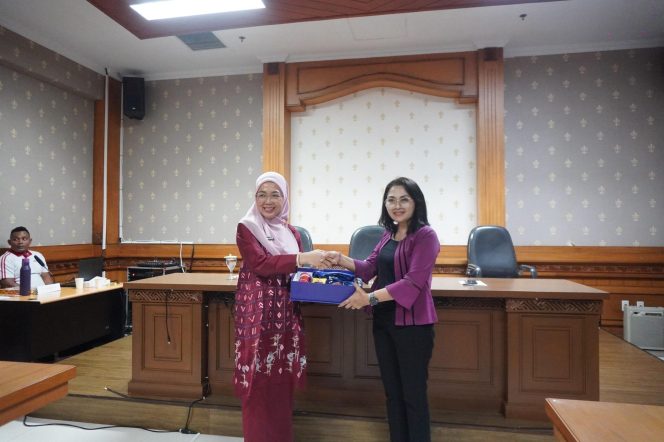 
					Pemkot Makassar Dorong Daya Saing Kerajinan Lokal Lewat Kolaborasi dengan Dekranasda Badung