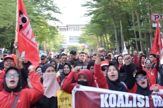 
					May Day 2026 di Makassar Penuh Keakraban, Munafri-Aliyah Jalan Santai Bersama Buruh
