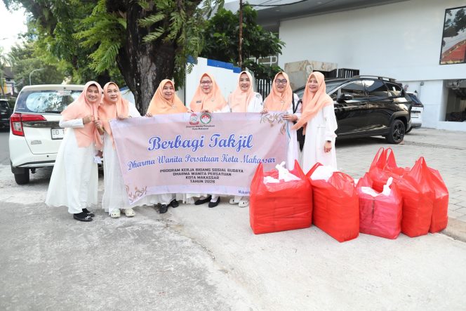 
					Tebar Berkah Ramadan, DWP Kota Makassar Bagikan Ratusan Takjil Gratis di Jalan Balai Kota