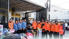 Ridwan dg tunru ketua otw 05 Mangasa kecamatan tamalate kota makassar saat menerima donasi.(Dok Humas Kecamatan Tamalate)