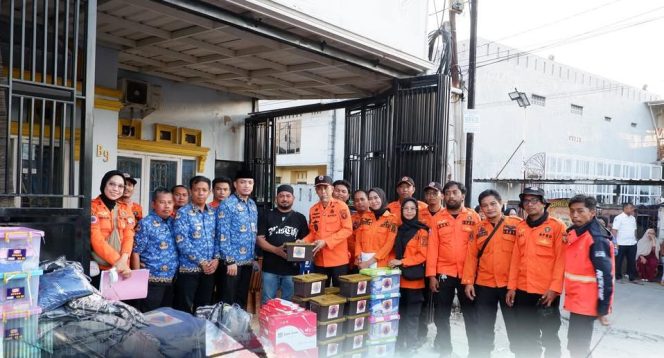 
					Ridwan dg tunru ketua otw 05 Mangasa kecamatan tamalate kota makassar saat menerima donasi.(Dok Humas Kecamatan Tamalate)