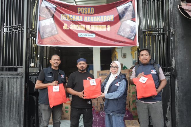 
					DPD Partai Perindo Kota Makassar Menyerahkan Bantuan Kepada Korban Kebakaran Di Mangasa.(Dok Bars)