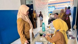 Kepala Dinas Pendidikan Kota Makassar, Achi Soleman, meninjau langsung pelaksanaan verifikasi SPMB 2026 jalur domisili di sejumlah SMP negeri untuk memastikan proses berjalan transparan dan sesuai ketentuan. (Dok.ist)
