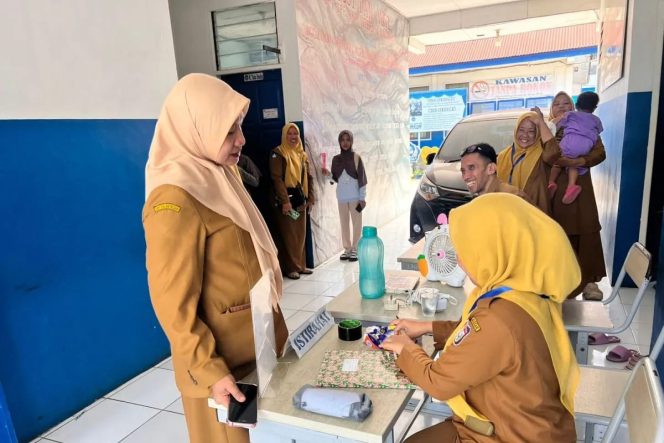 
					Kepala Dinas Pendidikan Kota Makassar, Achi Soleman, meninjau langsung pelaksanaan verifikasi SPMB 2026 jalur domisili di sejumlah SMP negeri untuk memastikan proses berjalan transparan dan sesuai ketentuan. (Dok.ist)