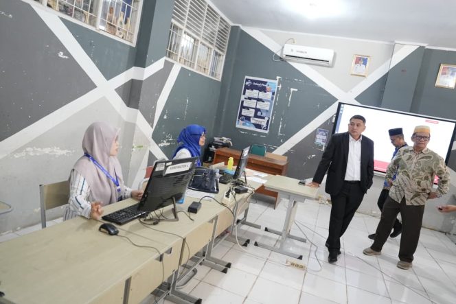 
					Wali Kota Makassar, Munafri Arifuddin, melakukan pemantauan langsung proses verifikasi pendaftaran SPMB Tahun 2026 di sekolah tersebut, Rabu (17/6/2026). Dok.ist