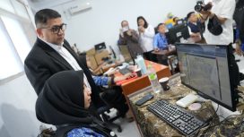 Wali Kota Makassar, Munafri Arifuddin, melakukan pemantauan langsung proses verifikasi pendaftaran Sistem Penerimaan Murid Baru (SPMB) Tahun 2026 di sejumlah sekolah, Rabu (17/6/2026). Dok.ist