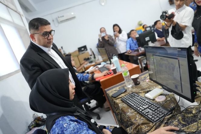 
					Wali Kota Makassar, Munafri Arifuddin, melakukan pemantauan langsung proses verifikasi pendaftaran Sistem Penerimaan Murid Baru (SPMB) Tahun 2026 di sejumlah sekolah, Rabu (17/6/2026). Dok.ist