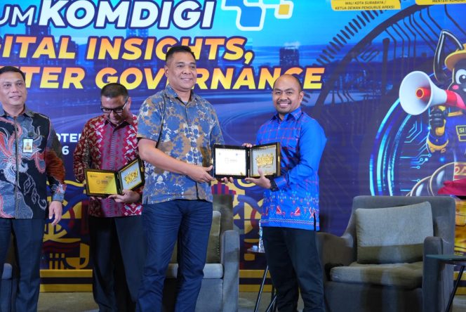 
					kepala dinas komunikasi dan informatika serta delegasi pemerintah kota se-Indonesia, Muhammad Roem memaparkan inovasi LONTARA+ (Layanan Online Terintegrasi Warga Makassar).