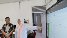 Kepala dinas pendidikan kota makassar Achi Soleman didampingi Kepala Bidang SMP, Andi Akhmad Muhajir, untuk memastikan seluruh tahapan penerimaan peserta didik baru berlangsung sesuai regulasi, terbuka, dan mudah diakses masyarakat.(Dok.ist)