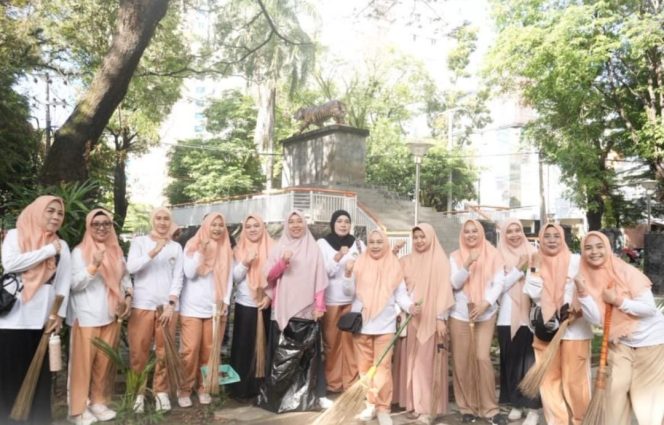 
					DWP Kota Makassar Tebar Semangat Gotong Royong, Kerja Bakti Serentak Hijaukan Ruang Publik