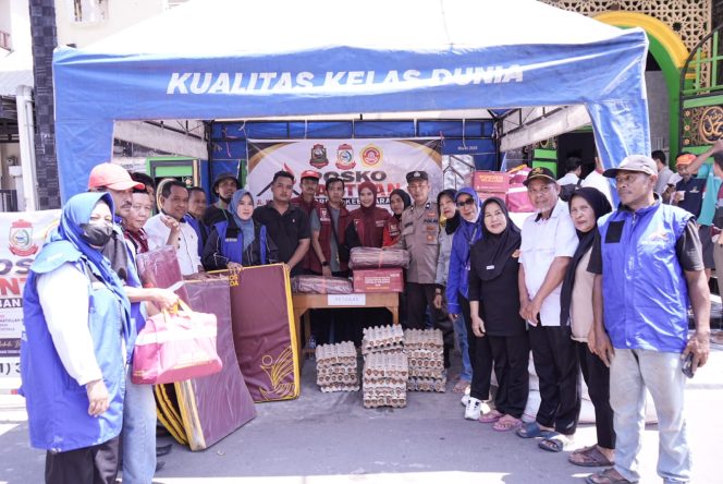 
					Puluhan Rumah Ludes di Kandea, Ketua Fraksi Demokrat Sulsel Fatma Wahyuddin Datangi Korban dan Salurkan Bantuan