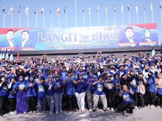 Fatma Wahyuddin bersama Wali Kota Makassar Munafri Arifuddin dalam Gerakan Indonesia ASRI “Langit Biru” di Anjungan Pantai Losari, Makassar, Minggu (30/8/2026).