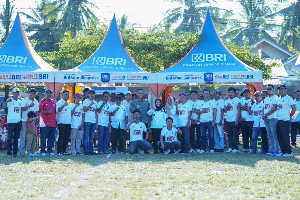 Foto bersama panitia, tim, dan Bupati Sinjai dalam jersey Samaenre Cup I