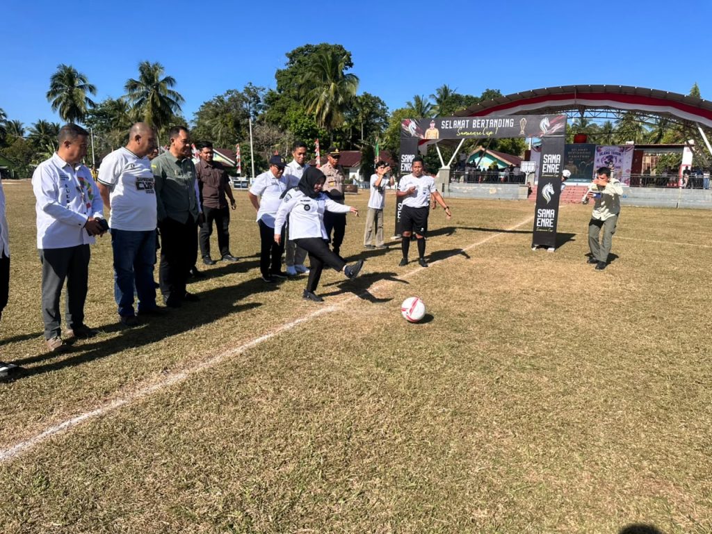 Bupati Sinjai menendang bola tanda pembukaan Samaenre Cup I
