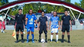 Wasit bersama Kapten Mallowa FC dan LA Cinrana FC sebelum pertandingan Samaenre Cup I di Lapangan Lappadata, Kelurahan Samaenre, Kecamatan Sinjai Tengah, Kamis (20/8/2026)
