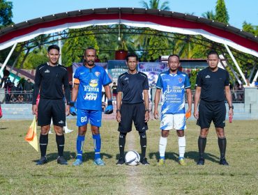 Wasit bersama Kapten Mallowa FC dan LA Cinrana FC sebelum pertandingan Samaenre Cup I di Lapangan Lappadata, Kelurahan Samaenre, Kecamatan Sinjai Tengah, Kamis (20/8/2026)