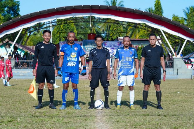 
					Wasit bersama Kapten Mallowa FC dan LA Cinrana FC sebelum pertandingan Samaenre Cup I di Lapangan Lappadata, Kelurahan Samaenre, Kecamatan Sinjai Tengah, Kamis (20/8/2026)