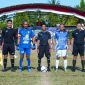 Wasit bersama kapten Mallowa FC dan LA Cinrana FC sebelum pertandingan Samaenre CUP I di Lapangan Lappadata, Sinjai Tengah.