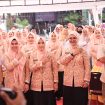 Penasihat DWP Kota Makassar, Fatma Wahyuddin, bersama Camat Tamalate, Prof. Mashud Azikin, dan jajaran pengurus DWP berfoto bersama dalam kegiatan supervisi dan monitoring program peduli lingkungan di Kecamatan Tamalate. Dok. Istimewa/Cahaya Sulsel
