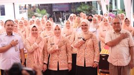 Penasihat DWP Kota Makassar, Fatma Wahyuddin, bersama Camat Tamalate, Prof. Mashud Azikin, dan jajaran pengurus DWP berfoto bersama dalam kegiatan supervisi dan monitoring program peduli lingkungan di Kecamatan Tamalate. Dok. Istimewa/Cahaya Sulsel