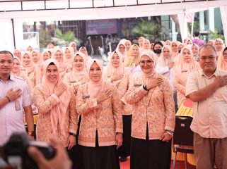 Penasihat DWP Kota Makassar, Fatma Wahyuddin, bersama Camat Tamalate, Prof. Mashud Azikin, dan jajaran pengurus DWP berfoto bersama dalam kegiatan supervisi dan monitoring program peduli lingkungan di Kecamatan Tamalate. Dok. Istimewa/Cahaya Sulsel