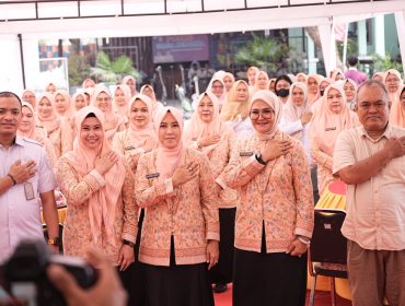 Penasihat DWP Kota Makassar, Fatma Wahyuddin, bersama Camat Tamalate, Prof. Mashud Azikin, dan jajaran pengurus DWP berfoto bersama dalam kegiatan supervisi dan monitoring program peduli lingkungan di Kecamatan Tamalate. Dok. Istimewa/Cahaya Sulsel