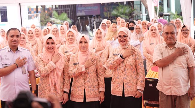Penasihat DWP Kota Makassar, Fatma Wahyuddin, bersama Camat Tamalate, Prof. Mashud Azikin, dan jajaran pengurus DWP berfoto bersama dalam kegiatan supervisi dan monitoring program peduli lingkungan di Kecamatan Tamalate. Dok. Istimewa/Cahaya Sulsel