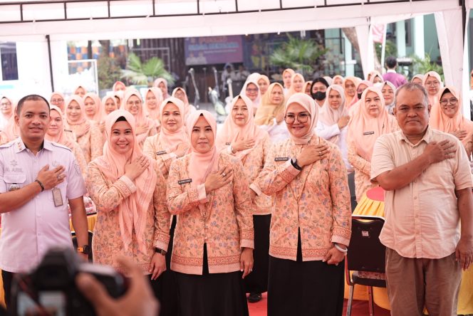 
					Penasihat DWP Kota Makassar, Fatma Wahyuddin, bersama Camat Tamalate, Prof. Mashud Azikin, dan jajaran pengurus DWP berfoto bersama dalam kegiatan supervisi dan monitoring program peduli lingkungan di Kecamatan Tamalate. Dok. Istimewa/Cahaya Sulsel