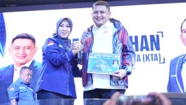Ketua Fraksi Partai Demokrat DPRD Provinsi Sulsel, Fatma Wahyuddin, saat mendampingi Wali Kota Makassar Munafri Arifuddin dalam momentum penyerahan KTA Partai Demokrat di Makassar, Kamis (8/10/2026).