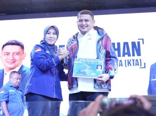 Ketua Fraksi Partai Demokrat DPRD Provinsi Sulsel, Fatma Wahyuddin, saat mendampingi Wali Kota Makassar Munafri Arifuddin dalam momentum penyerahan KTA Partai Demokrat di Makassar, Kamis (8/10/2026).