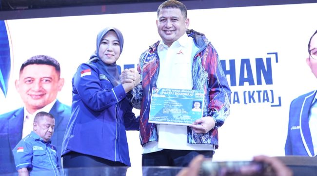 Ketua Fraksi Partai Demokrat DPRD Provinsi Sulsel, Fatma Wahyuddin, saat mendampingi Wali Kota Makassar Munafri Arifuddin dalam momentum penyerahan KTA Partai Demokrat di Makassar, Kamis (8/10/2026).