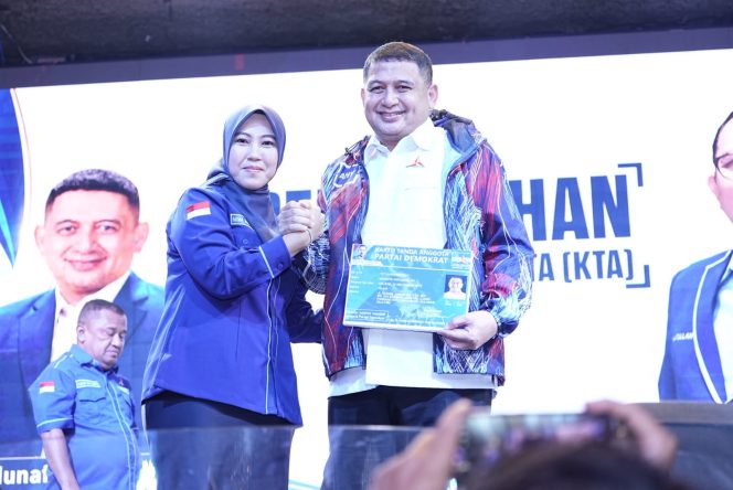 
					Ketua Fraksi Partai Demokrat DPRD Provinsi Sulsel, Fatma Wahyuddin, saat mendampingi Wali Kota Makassar Munafri Arifuddin dalam momentum penyerahan KTA Partai Demokrat di Makassar, Kamis (8/10/2026).
