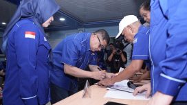 Appi bersama Hj. Fatma Wahyuddin saat pengembalian formulir bakal calon Ketua DPD Partai Demokrat Sulawesi Selatan di Kantor DPD Demokrat Sulsel, Makassar, Minggu (18/10/2026).