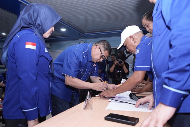 
					Appi bersama Hj. Fatma Wahyuddin saat pengembalian formulir bakal calon Ketua DPD Partai Demokrat Sulawesi Selatan di Kantor DPD Demokrat Sulsel, Makassar, Minggu (18/10/2026).