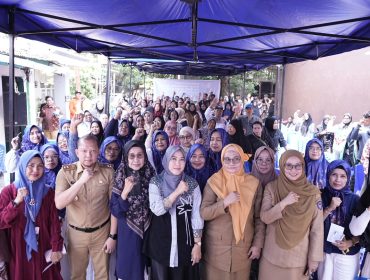 Anggota DPRD Provinsi Sulawesi Selatan, Hj. Fatma Wahyuddin, ST., MM., saat melaksanakan kegiatan Pengawasan APBD Tahun Anggaran 2026 bersama Dinas Pemberdayaan Perempuan, Perlindungan Anak, Pengendalian Penduduk, dan Keluarga Berencana (DP3A-Dalduk KB) Provinsi Sulawesi Selatan di Kelurahan Maccini, Kota Makassar. (Dok.ist)